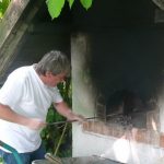 Bäckermeister Robert Puta bereitet den Steinbackofen vor